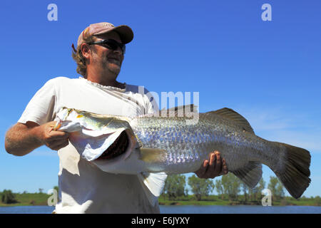 Un pêcheur est titulaire d'un être libéré bientôt 1,14 mètres sur la rivière Ord Barramundi, Kununurra, Australie occidentale. Banque D'Images