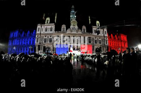 Paris, France. 25 août, 2014. Drapeau français est projetée sur l'Hôtel de Ville de Paris au cours d'une célébration marquant le 70e anniversaire de la libération de Paris dans le régime nazi, Paris, France, le 25 août 2014. Le Président français François Hollande a assisté à la célébration et a prononcé un discours. © Chen Xiaowei/Xinhua/Alamy Live News Banque D'Images