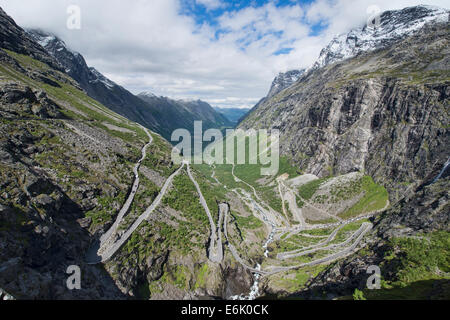 La sinueuse route Touristique National Trollstigen sur les montagnes en Norvège Banque D'Images