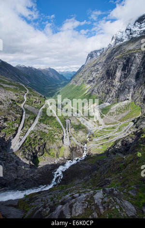 La sinueuse route Touristique National Trollstigen sur les montagnes en Norvège Banque D'Images