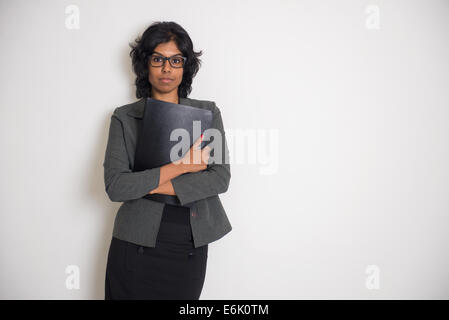 Indian business woman with regard sérieux et fond uni Banque D'Images