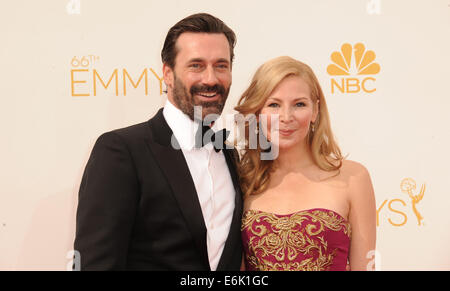 Los Angeles, Californie, USA. 25 août, 2014. JON HAMM ET JENNIFER WESTFELDT participant à la 66e Primetime Emmy Awards annuel tenu à l'arrivée du Nokia Theater. Credit : D. Long/Globe Photos/ZUMA/Alamy Fil Live News Banque D'Images