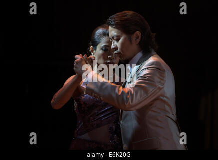 Buenos Aires, Argentine. 25 août, 2014. Lily Cheng (L) et Raymong Chu de Chine lors de la finale de la "parole" du Monde Championnat du Tango à Buenos Aires, capitale de l'Argentine, le 25 août, 2014. Un total de 574 paires à partir de 37 pays et régions ont pris part à l'Organisation mondiale de championnat de Tango. © Martin Zabala/Xinhua/Alamy Live News Banque D'Images