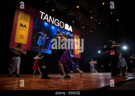 Buenos Aires, Argentine. 25 août, 2014. Les gens participer à la finale de la "parole" du Monde Championnat du Tango à Buenos Aires, capitale de l'Argentine, le 25 août, 2014. Un total de 574 paires à partir de 37 pays et régions ont pris part à l'Organisation mondiale de championnat de Tango. © Martin Zabala/Xinhua/Alamy Live News Banque D'Images