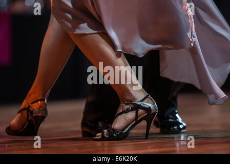 Buenos Aires, Argentine. 25 août, 2014. Une paire lors de la finale de la "parole" du Monde Championnat du Tango à Buenos Aires, capitale de l'Argentine, le 25 août, 2014. Un total de 574 paires à partir de 37 pays et régions ont pris part à l'Organisation mondiale de championnat de Tango. © Martin Zabala/Xinhua/Alamy Live News Banque D'Images