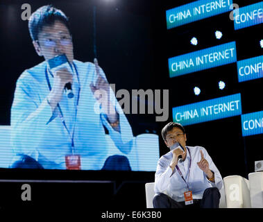 (140826) -- BEIJING, le 26 août 2014 (Xinhua) -- Xu Gang, vice-directeur général du Département du marché de China Mobile, prend la parole lors de la cérémonie d'ouverture de la Chine Conférence Internet à Beijing, capitale de Chine, le 26 août 2014. La conférence, qui a débuté le 26 août, sera en vigueur jusqu'à 28 août. (Xinhua/Shen Bohan) (lfj) Banque D'Images