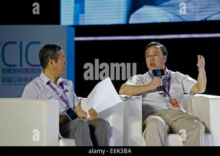 (140826) -- BEIJING, le 26 août 2014 (Xinhua) -- Li Manmin (R), directeur général de China Telecom en matière d'innovation, d'affaires parle lors de la cérémonie d'ouverture de la Chine Conférence Internet à Beijing, capitale de Chine, le 26 août 2014. La conférence, qui a débuté le 26 août, sera en vigueur jusqu'à 28 août. (Xinhua/Shen Bohan) (lfj) Banque D'Images