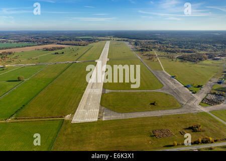 Vue aérienne, la piste 07, Müritz Airpark Aéroport, aérodrome de Rechlin-Lärz, Mecklembourg-Poméranie-Occidentale, Allemagne Banque D'Images