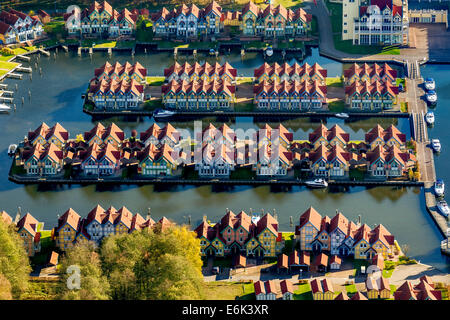 Vue aérienne, maisons de vacances avec moorings, Rheinsberg Marina, Rheinsberg Harbour Village, le Maritim Hafenhotel Rheinsberg Banque D'Images