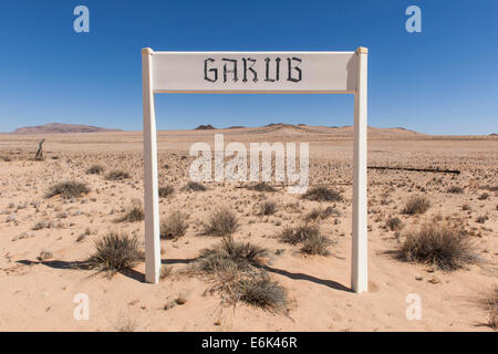 Signe de l'Garub gare de la période coloniale allemande, au milieu du désert du Namib, Namibie, Garub, ǁKaras Banque D'Images