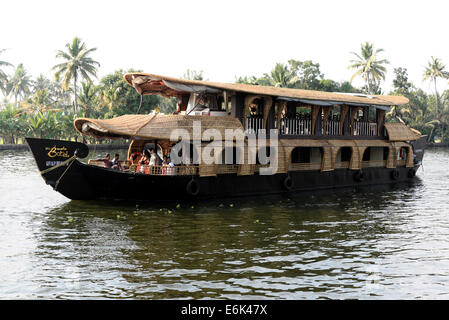 Péniche, backwaters, près de Kumarakom, Kerala, Inde du Sud, Inde Banque D'Images