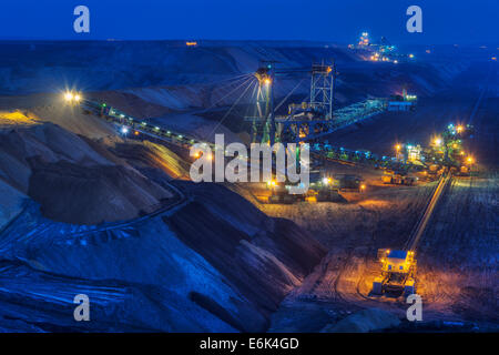 Convoyeur empileur et dans la mine à ciel ouvert de Garzweiler, nuit à Grevenbroich, Rhénanie du Nord-Westphalie, Allemagne Banque D'Images