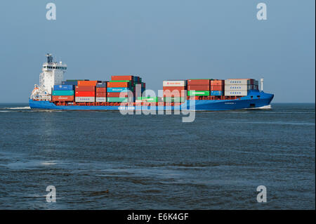 Porte-conteneurs 'aldebaran j' sur l'elbe, Cuxhaven, Basse-Saxe, Allemagne Banque D'Images