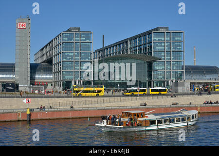 Bateau d'excursion sur la rivière Spree en face de la gare principale Hauptbahnhof Berlin, Berlin, Allemagne Banque D'Images