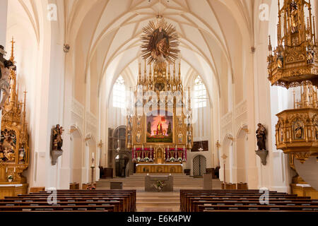 Intérieur avec l'autel, l'eglise de l'Assomption, église Mariä Himmelfahrt, Bad Tölz, Bavaria, Bavaria, Germany supérieur Banque D'Images