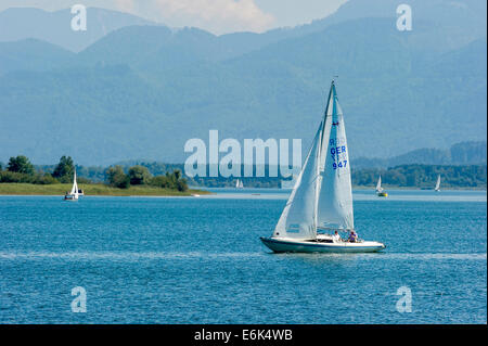 Voiliers sur le lac de Chiemsee, Alpes de Chiemgau à l'arrière, Chiemgau, Haute-Bavière, Bavière, Allemagne Banque D'Images