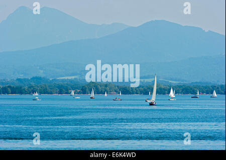 Voiliers sur le lac de Chiemsee, Alpes de Chiemgau à l'arrière, Chiemgau, Haute-Bavière, Bavière, Allemagne Banque D'Images