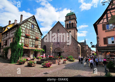 Maison à colombages et fontaine en face de l'église de Sainte-Croix sur la Rue du Général de Gaulle, Kaysersberg, Alsace Banque D'Images