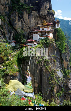 Les drapeaux de prières bouddhistes voletant au nid du tigre, Monastère Monastère Taktsang, Paro, Bhoutan district Banque D'Images