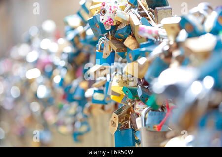 République tchèque, Prague - abondance d'amour cadenas des garde-corps. Banque D'Images