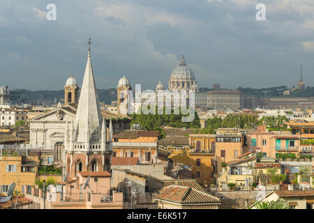 Vue urbaine avec la Basilique St Pierre vu de la Viale della Trinita dei Monti street, Rome, Latium, Italie Banque D'Images