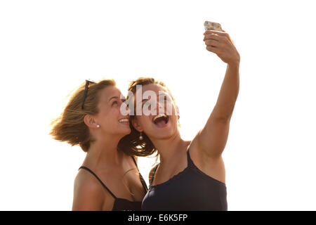 Deux jeunes femmes selfies, prendre un autoportrait avec un téléphone mobile, Lanzarote, îles Canaries, Espagne Banque D'Images