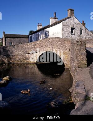 Pont sur le cheval Malham Beck, Malham, Yorkshire Dales, North Yorkshire, Angleterre, Royaume-Uni, Europe de l'Ouest. Banque D'Images
