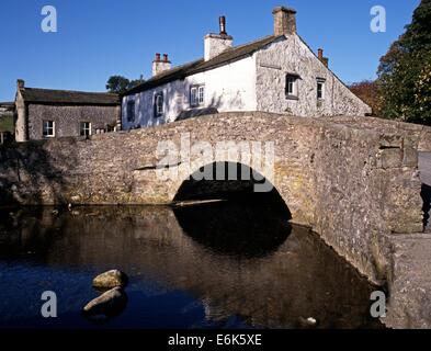 Pont sur le cheval Malham Beck, Malham, Yorkshire Dales, North Yorkshire, Angleterre, Royaume-Uni, Europe de l'Ouest. Banque D'Images