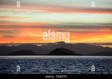 Coucher de soleil sur le Parc National de Komodo, Indonésie Banque D'Images