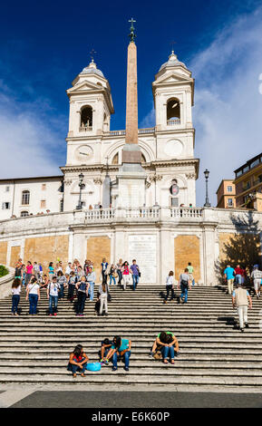 Place d'Espagne ou d'escalier de la Trinità dei Monti, Église de la Trinité-des-Monts et obélisque Sallustiano, Rome, Latium, Italie Banque D'Images