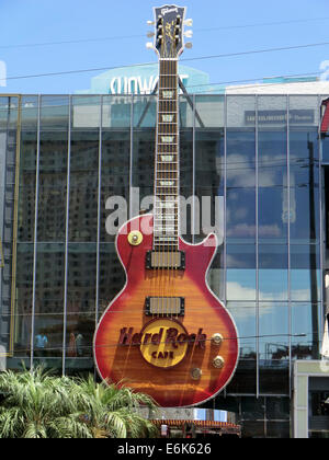 Guitare énorme fixé à la façade de l'HardRock Café sur le Strip de Las Vegas, Las Vegas, Nevada, USA Banque D'Images