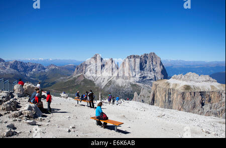 Sass Pordoi Mountain, Pordoi Pass, Groupe Langkofel, centre, Dolomites, la province de Belluno, Italie Banque D'Images