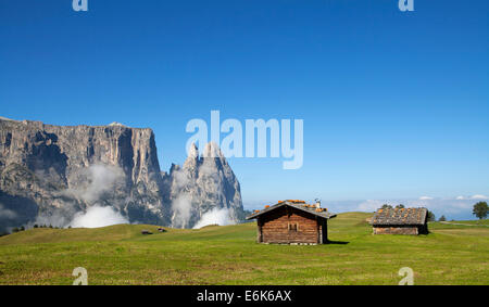 Les refuges de montagne du Massif du Sciliar, ou massif du Sciliar, ou Sciliar Siusi Sciliar, ou Alpe di Siusi, haut alpage Banque D'Images