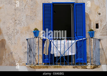 Le séchage sur un balcon buanderie, Otranto, province de Lecce, Pouilles, Italie Banque D'Images