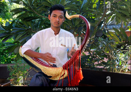 L'homme jouant birman Saung Gauk, harpe birmane ou harpe arquée, l'instrument national du Myanmar, Bagan, Mandalay, Myanmar Région Banque D'Images