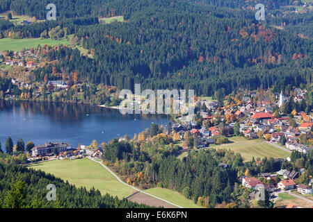 Lac de Titisee en automne, Titisee-Neustadt, Forêt-Noire, Bade-Wurtemberg, Allemagne Banque D'Images