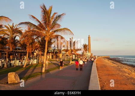 Promenade à la Faro de Maspalomas, phare de Maspalomas, Gran Canaria, Îles Canaries, Espagne Banque D'Images