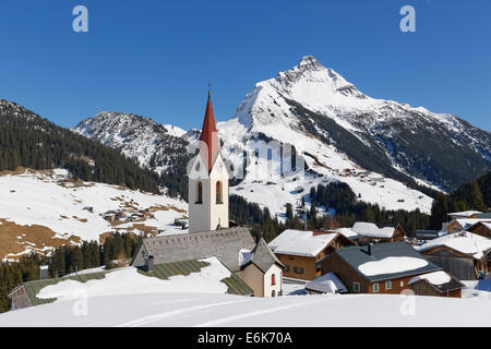 Vue de la communauté de Warth, forêt de Bregenz, Vorarlberg, à l'arrière Mt Pension Panorama dans le Tyrol, Autriche Banque D'Images