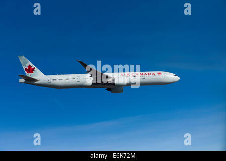 Air Canada, Boeing 777-333 ER, en vol Banque D'Images