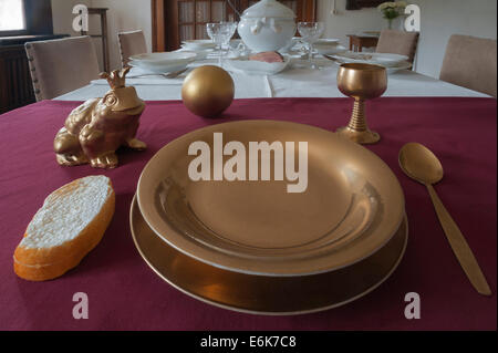 Frog à côté d'une plaque dorée sur la table, l'inscription de l'enchanteur Le prince grenouille, "Sur le chemin à travers le conte Banque D'Images