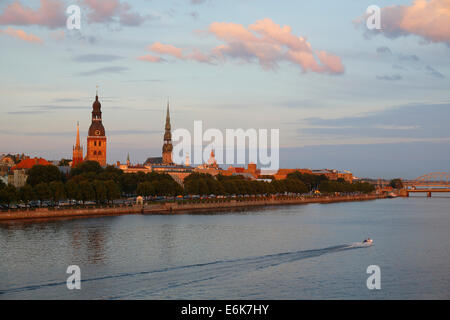 Centre historique avec les rives du fleuve Daugava, cathédrale de Riga, l'église Saint Pierre, de la pont Vanšu ou Vansu s'incline Banque D'Images