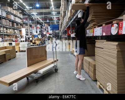 Ramasser des clients à la boutique de meubles Ikea entrepôt Banque D'Images