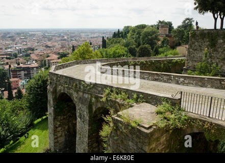 Bergame Italie, via Sant'Alessandro menant de la Città Alta au centre de Bergame, Città alta, ville haute, région de Lombardie, Italie. Banque D'Images