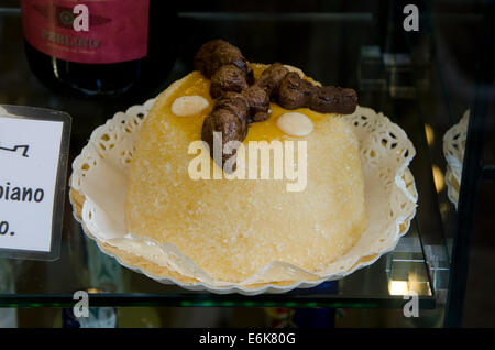 La polenta e osei feuilletée sur l'affichage en magasin, rempli de confiture d'abricot, roulées dans le sucre. Bergame, Lombardie, Italie du Nord. Banque D'Images