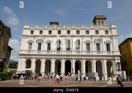 Voir l'hôtel de ville sur la Piazza Vecchia (vieille place) dans le centre de Bergame, la Città Alta, ville haute, Lombardie, Italie. Banque D'Images