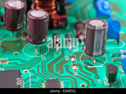 Circuit électrique vert avec les conducteurs et les transistors Banque D'Images