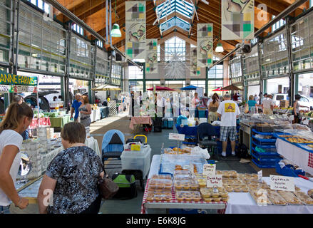 Les gens l'achat d'aliments locaux et de l'artisanat à la St. Catharines marché agricole. Dans la péninsule du Niagara en Ontario au Canada. Banque D'Images
