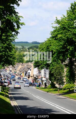 Voir en bas de la colline vers les boutiques le long de la High Street, Burford, Oxfordshire, Angleterre, Royaume-Uni, Europe de l'Ouest. Banque D'Images