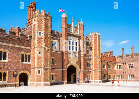 Base de Hampton Court Palace et à l'ouest de la Cour Entrée Principale London England UK GB EU Europe Banque D'Images