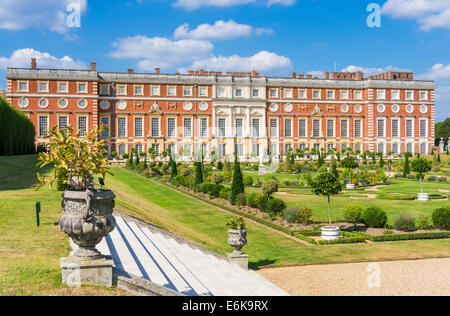 Hampton court Palace South Front construit par Christopher Wren pour William et Mary vue du jardin privé Londres Angleterre Royaume-Uni GB Europe Banque D'Images